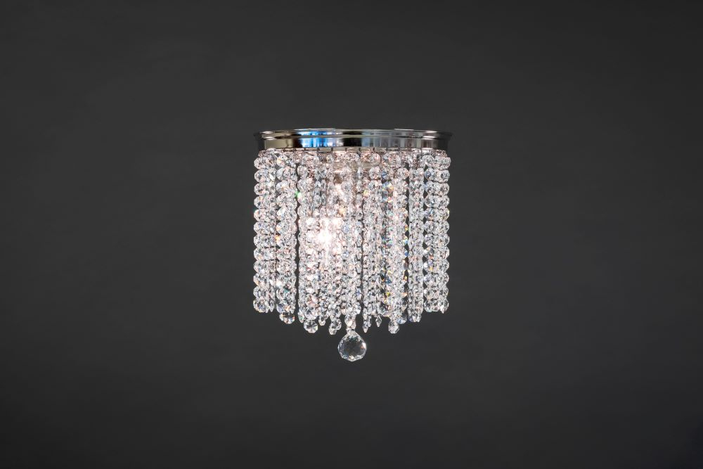 Modern kristallampa Plafond Ice kombinerar elementen i en modern kristalllampa och en historisk ljuskrona till en vacker helhet.